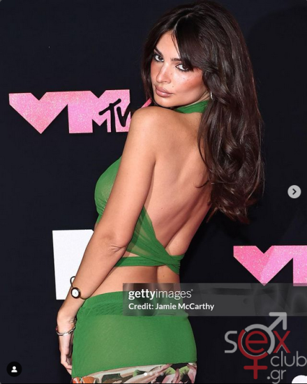 Screenshot 2024-08-12 at 23-09-45 Emily Ratajkowski (@emrata) • Φωτογραφίες και βίντεο στο Instagram.png