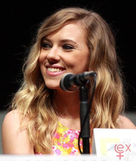 Scarlett_Johansson_SDCC_2013_by_Gage_Skidmore_1.jpg