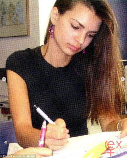 Screenshot 2024-08-13 at 16-33-03 Emily Ratajkowski (@emrata) • Φωτογραφίες και βίντεο στο Instagram.png