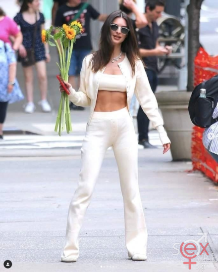Screenshot 2024-08-13 at 18-12-54 Emily Ratajkowski (@emrata) • Φωτογραφίες και βίντεο στο Instagram.png
