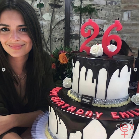 Screenshot 2024-08-13 at 18-20-56 Emily Ratajkowski (@emrata) • Φωτογραφίες και βίντεο στο Instagram.png