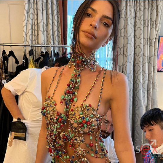 Screenshot 2024-08-13 at 18-23-32 Emily Ratajkowski (@emrata) • Φωτογραφίες και βίντεο στο Instagram.png