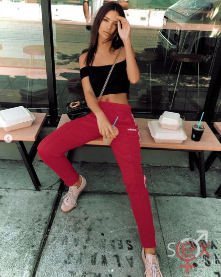 Screenshot 2024-08-19 at 20-45-13 Emily Ratajkowski (@emrata) • Φωτογραφίες και βίντεο στο Instagram.png