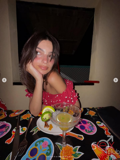 Screenshot 2025-06-25 at 18-44-01 Emily Ratajkowski (@emrata) • Φωτογραφίες και βίντεο στο Instagram.png