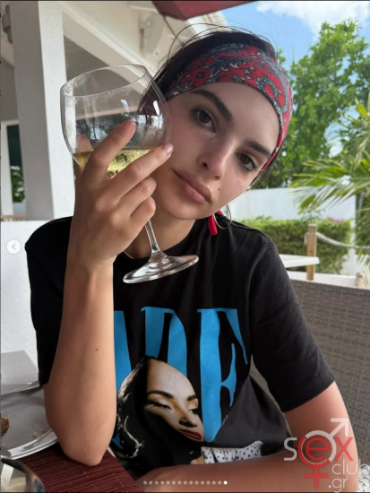 Screenshot 2025-06-25 at 18-44-29 Emily Ratajkowski (@emrata) • Φωτογραφίες και βίντεο στο Instagram.png