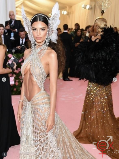 Screenshot 2025-08-02 at 21-30-08 Emily Ratajkowski (@emrata) • Φωτογραφίες και βίντεο στο Instagram.png