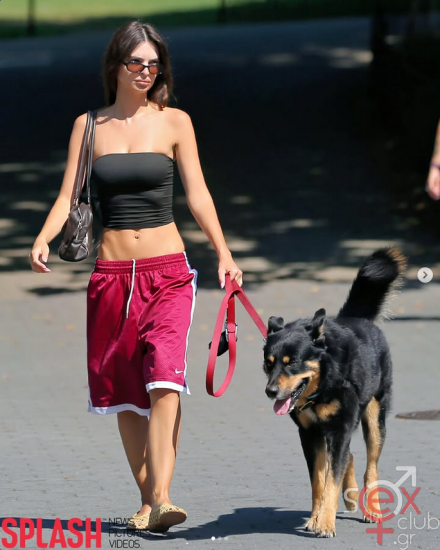 Screenshot 2025-08-02 at 22-44-12 Emily Ratajkowski (@emrata) • Φωτογραφίες και βίντεο στο Instagram.png