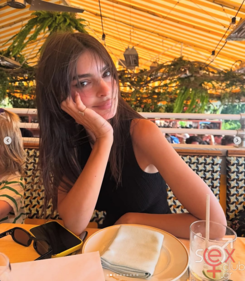Screenshot 2025-08-02 at 22-54-12 Emily Ratajkowski (@emrata) • Φωτογραφίες και βίντεο στο Instagram.png