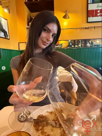 Screenshot 2025-08-02 at 23-02-10 Emily Ratajkowski (@emrata) • Φωτογραφίες και βίντεο στο Instagram.png