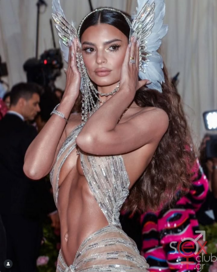 Screenshot 2025-09-18 at 18-46-20 Emily Ratajkowski (@emrata) • Φωτογραφίες και βίντεο στο Instagram.png