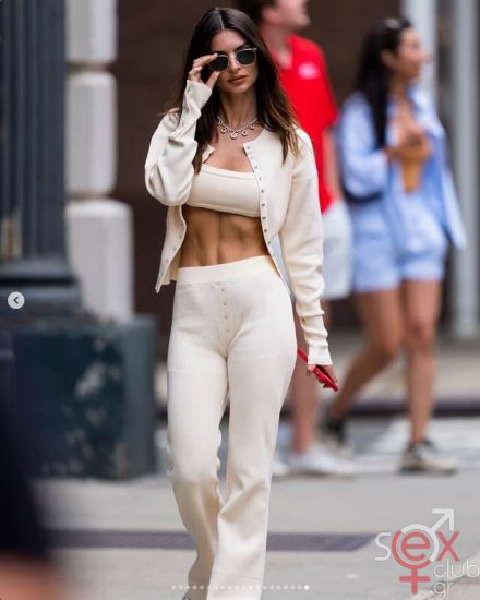 Screenshot 2025-09-18 at 18-48-32 Emily Ratajkowski (@emrata) • Φωτογραφίες και βίντεο στο Instagram.png