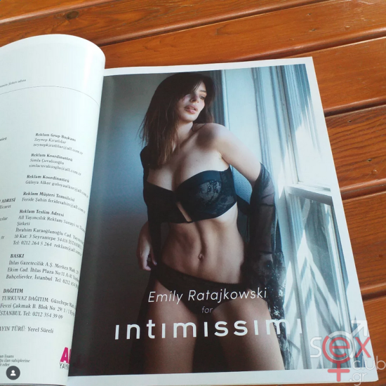 Screenshot 2025-09-18 at 19-15-37 Emily Ratajkowski (@emrata) • Φωτογραφίες και βίντεο στο Instagram.png