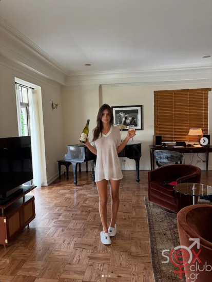Screenshot 2025-11-04 at 19-18-30 Emily Ratajkowski (@emrata) • Φωτογραφίες και βίντεο στο Instagram.png