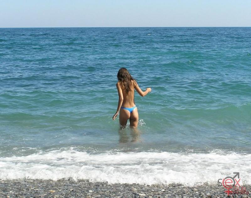 Sexclub.gr      Κώλοι σε ελληνικές παραλίες (18).jpg