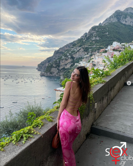 Screenshot 2024-06-18 at 21-32-54 Emily Ratajkowski (@emrata) • Φωτογραφίες και βίντεο στο Instagram.png