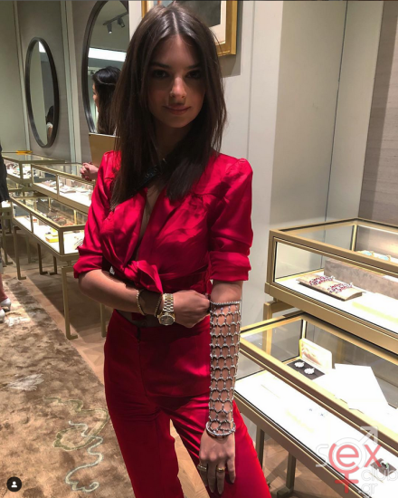 Screenshot 2024-07-27 at 19-51-51 Emily Ratajkowski (@emrata) • Φωτογραφίες και βίντεο στο Instagram.png