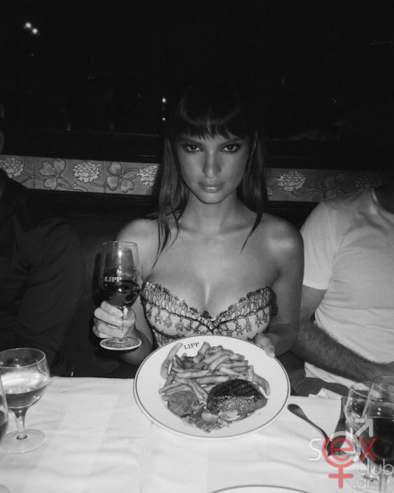 Screenshot 2024-07-27 at 21-09-36 Emily Ratajkowski (@emrata) • Φωτογραφίες και βίντεο στο Instagram.png