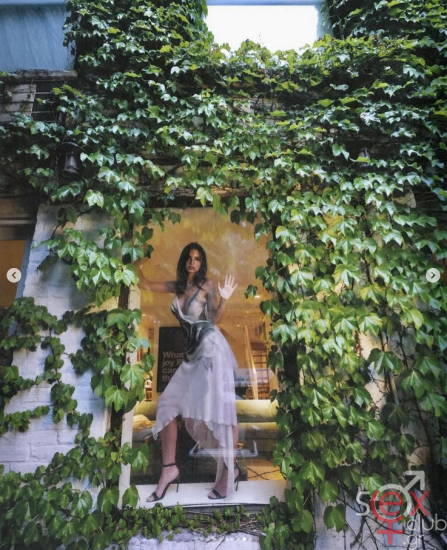 Screenshot 2024-08-12 at 22-25-04 Emily Ratajkowski (@emrata) • Φωτογραφίες και βίντεο στο Instagram.png