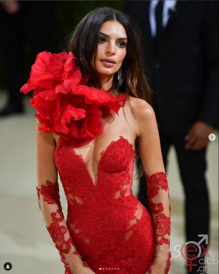 Screenshot 2024-08-12 at 22-32-19 Emily Ratajkowski (@emrata) • Φωτογραφίες και βίντεο στο Instagram.png