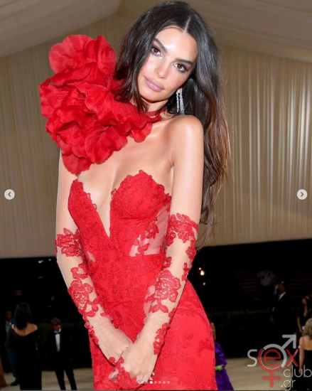 Screenshot 2024-08-12 at 22-32-26 Emily Ratajkowski (@emrata) • Φωτογραφίες και βίντεο στο Instagram.png