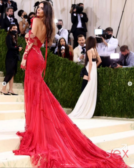 Screenshot 2024-08-12 at 22-32-30 Emily Ratajkowski (@emrata) • Φωτογραφίες και βίντεο στο Instagram.png