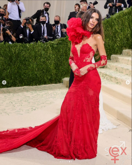 Screenshot 2024-08-12 at 22-32-38 Emily Ratajkowski (@emrata) • Φωτογραφίες και βίντεο στο Instagram.png